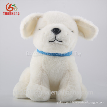 gros jouet mignon en peluche chien blanc avec des yeux noirs